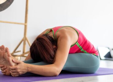 Postura Cobrei în Yoga (Bhujangasana): Beneficii pentru Sistemul Nervos, Rinichi, Suprarenale și Echilibrul Interior